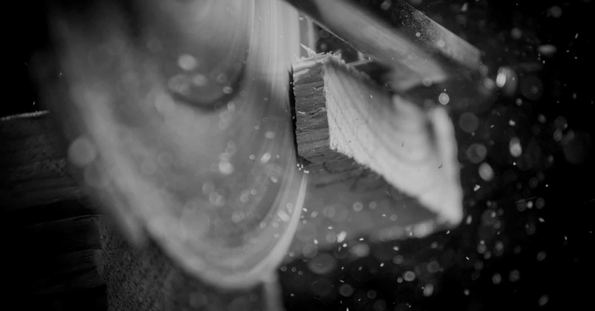 Dettaglio di una sega cge taglia il legno