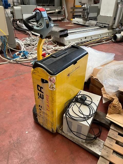 4MI202206-Caselli-Group-ELECTRIC-FORK-LIFT-HYSTER-P1-8-WITH-BATTERY-(1).jpeg