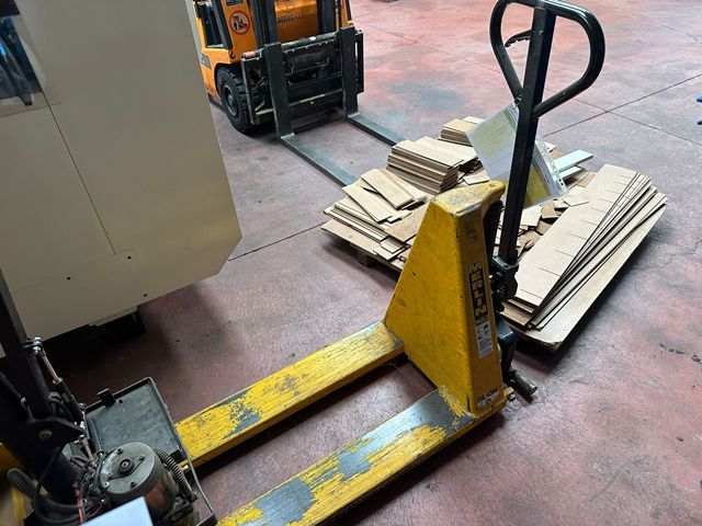 4MI202318-Caselli-Group-PALLET-TRUCK-LIFT-LOADS-UP-TO-800-MM.jpeg